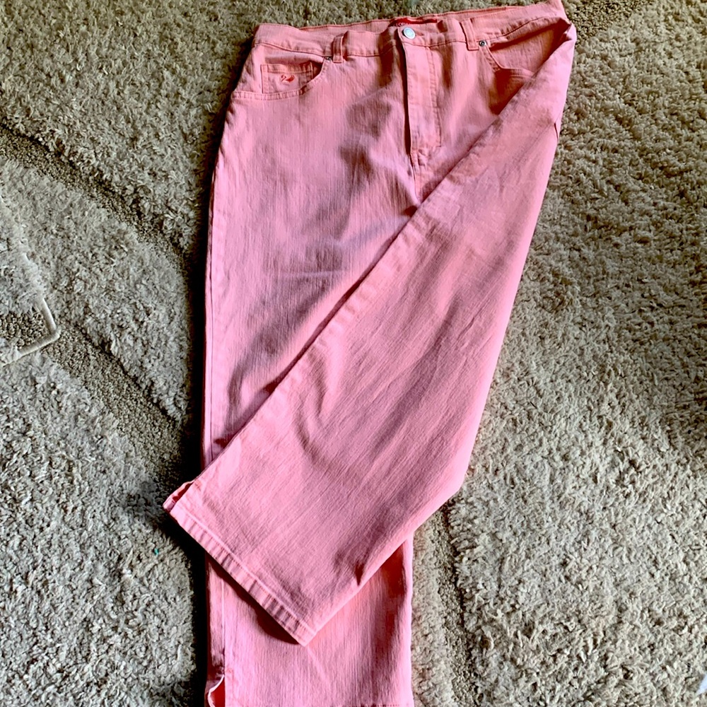 A nice pair of Gloria Vanderbilt. Barely with. Beautiful pink color.